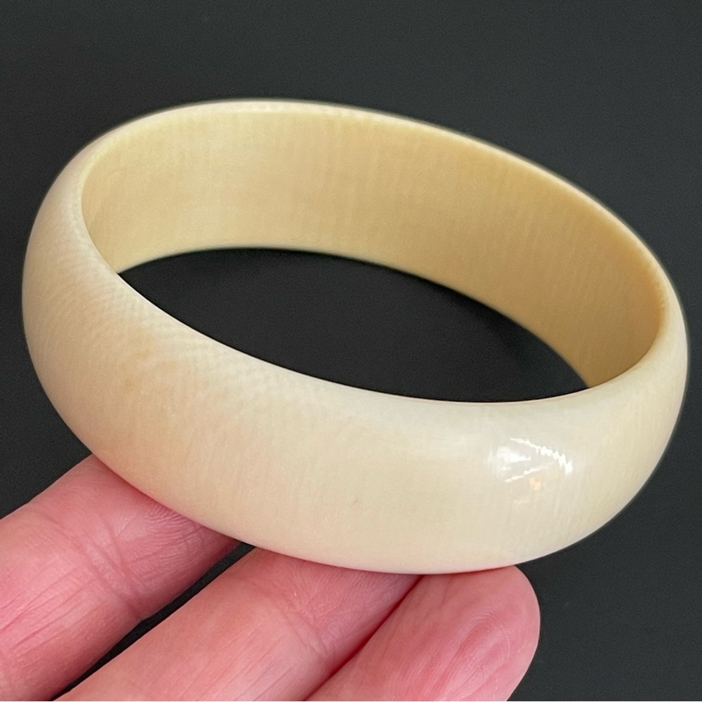 Vintage genuine Ivory bangle bracelet. - Picture 5 of 14